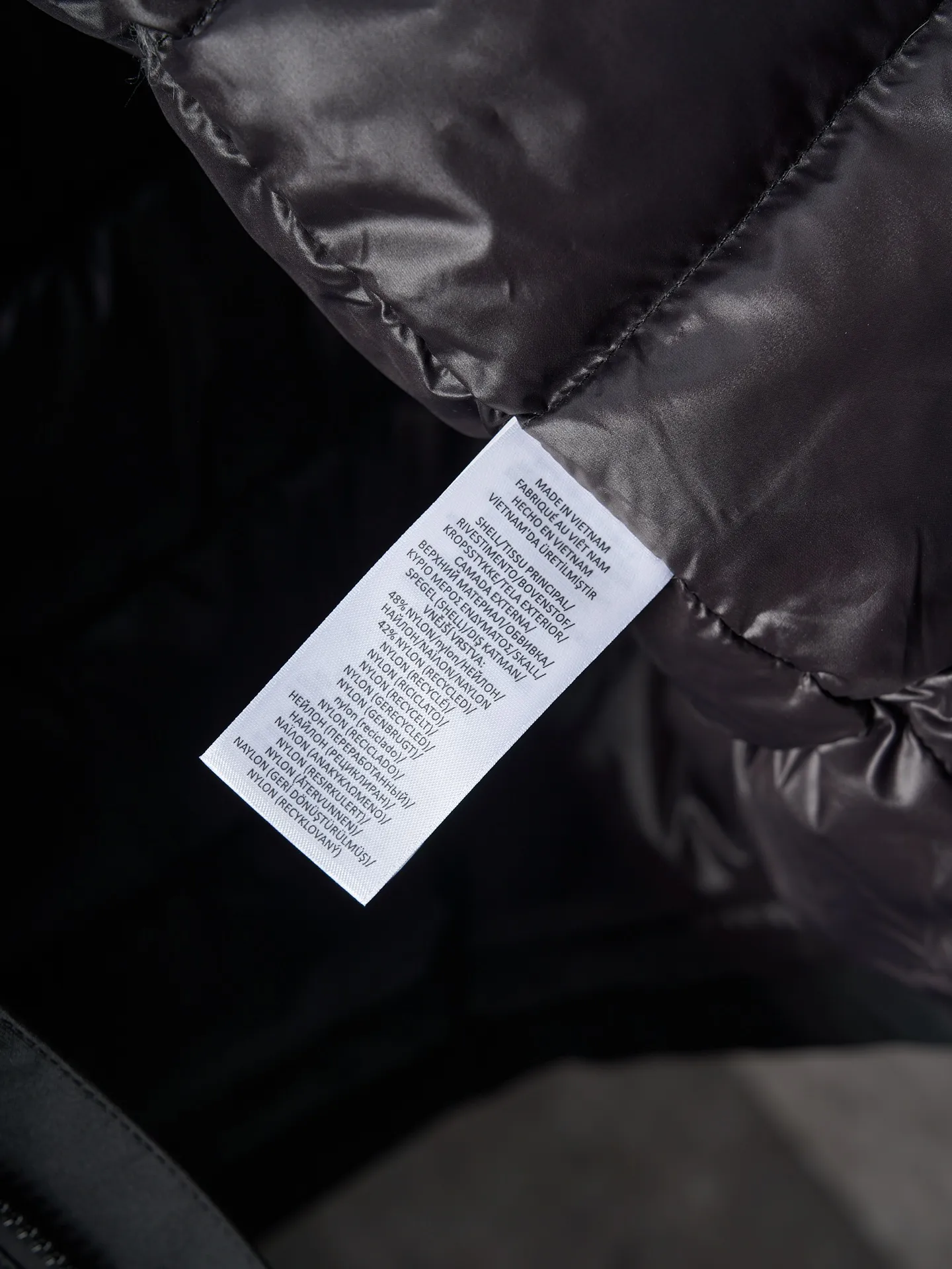 P980 Actual auction】Ralph Lauren/Ralph Lauren pony embroidered zipper hooded down jacket [Ready stock] S M L XL high-quality filling: 90 white duck down is selected, weighing 220g, ensuring excellent thermal insulation performance. After strict screening and processing, the velvet is not easy to be drilled, ensuring durability. The density of high-density nylon taffeta is about 210T-300T, with a smooth and slightly matte surface, excellent windproof and waterproof properties (with DWR water-repellent treatment), strong wrinkle resistance and easy care, in line with the positioning of American casual "durable and practical".  The inner lining is made of 100% polyamide. The high-density and tight weaving process prevents fine lint from getting out of the gaps in the fabric. The smooth surface improves the putting on and taking off experience, and the excellent wear and tear resistance ensures damage caused by frequent use, while the light and soft texture does not affect the overall weight.  The classic jacket has a slightly loose fit, slightly dropped shoulder line (shoulder width is 1-2cm wider than the standard fit), is hip-length, and has slightly tapered straight sleeves, taking into account both freedom of movement and casual style.  The adjustable Velcro on the cuffs allows you to freely adjust the tightness according to the thickness of your wrist and personal preferences, effectively preventing cold wind from intruding, and improving the warmth performance.  In terms of storage, the two front zipper pockets are convenient for you to place frequently used items, and the zipper design ensures that items are not easily lost. A built-in pocket on the left side of the chest provides a safe storage space for some small private items.  The drawstring design at the hem allows you to adjust the shape of the jacket according to your body shape and dressing needs. Whether it is loose and casual or slim and neat, you can easily control it.  Embroidery technology: Polo horse logo on the left chest: flat satin stitch embroidery (satin embroidery), embroidery thread: 100% polyester high color fastness embroidery thread (the color number is consistent with the brand’s standard red color card), stitch density 12-15 stitches/cm, the outline of the horse logo is clear, and the details of the rider and horse are burr-free.  Embroidery positioning: precise positioning through the template (12cm from the neckline and 8cm from the placket) to ensure left and right symmetry and centering.